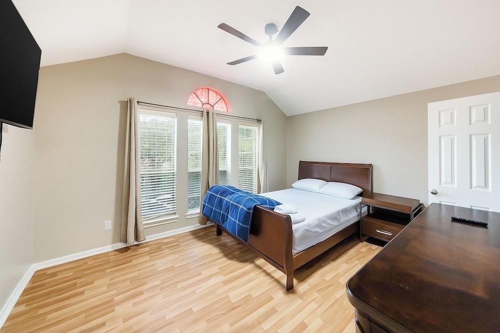 Pet-friendly 3BR Near First Colony Mall