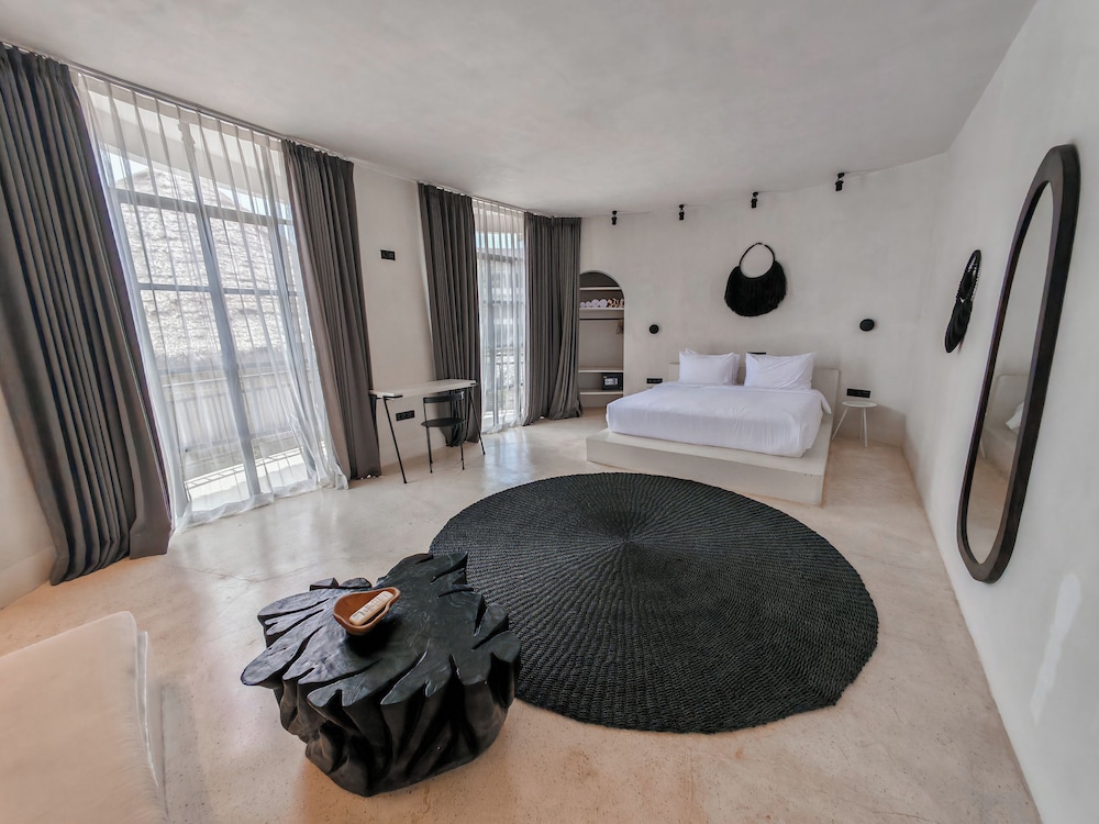 Hillstone Luxury Village