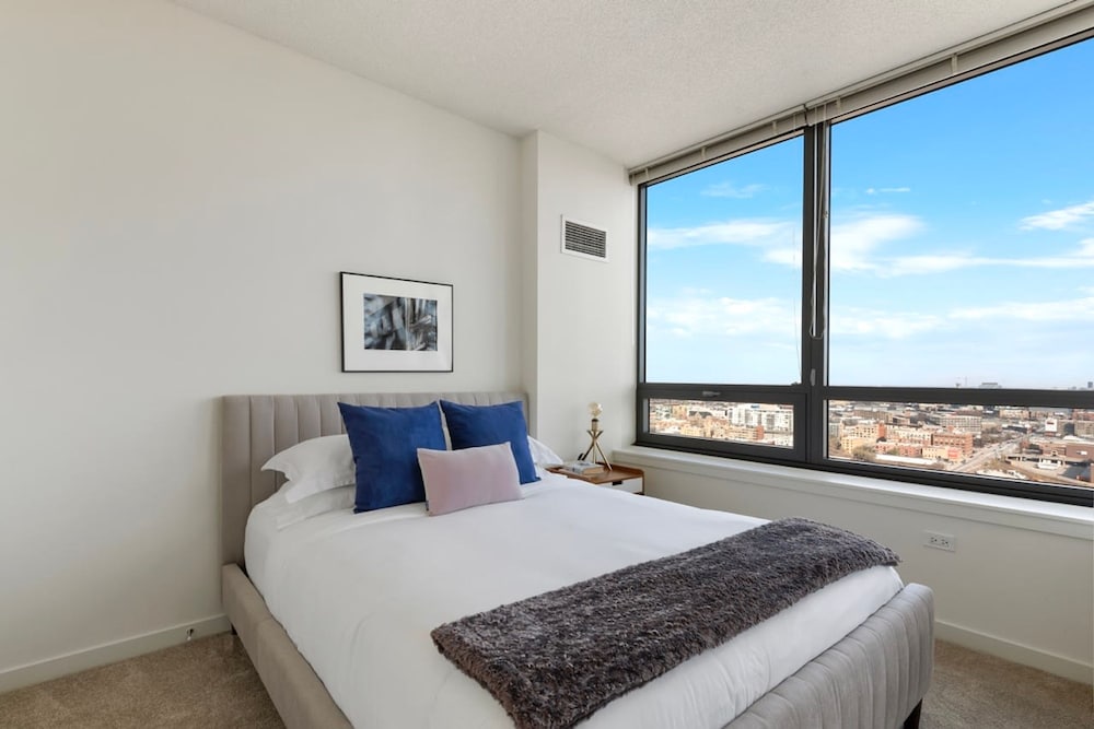 West Loop Luxe 2BR Balcony Skyline Views