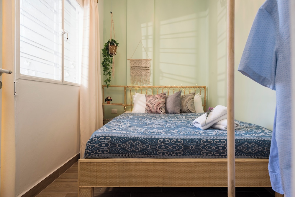 Boho-Chic Cozy 2BR - Apt & Balcony in Mar Mikhael