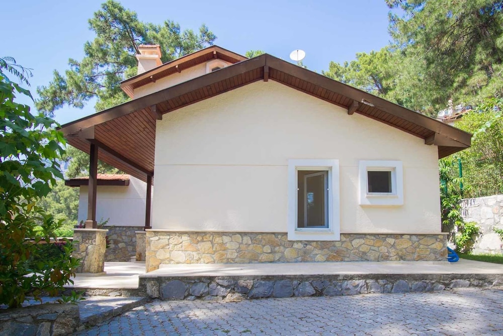 Larmos Villa
