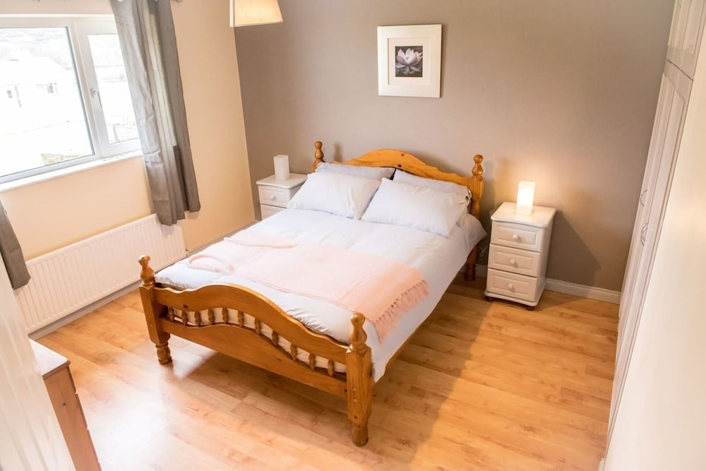 3-bed House in Clonmany With Panoramic Hillside Se view 4