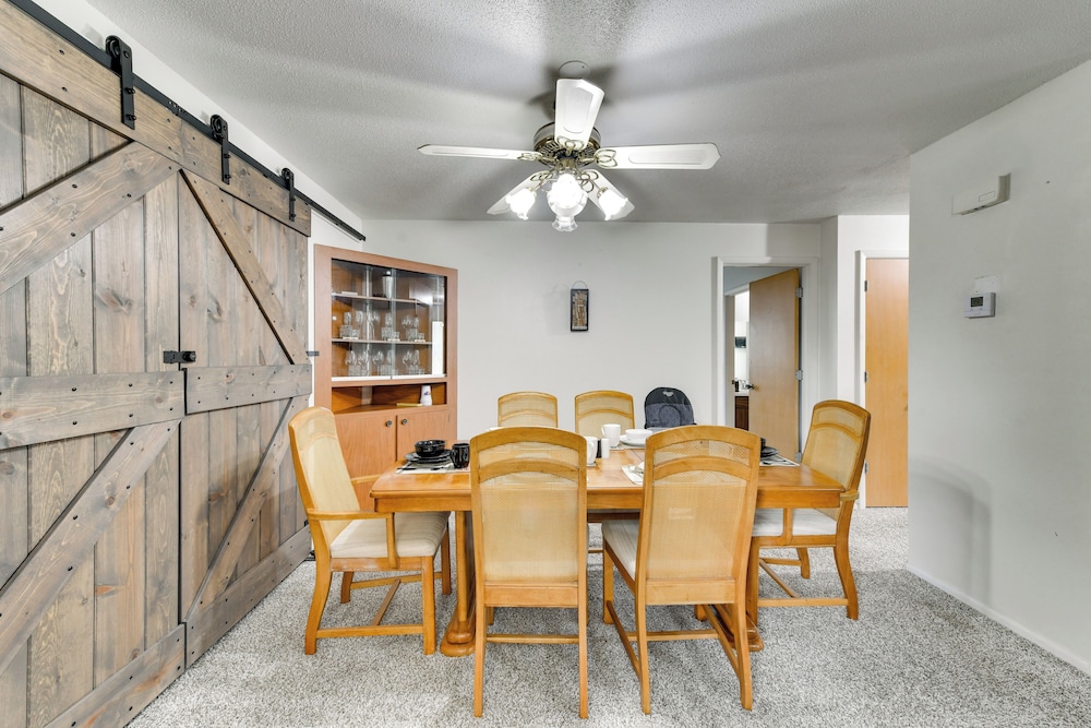 7 Mi to Siesta Beach: Home w/ Furnished Patio!