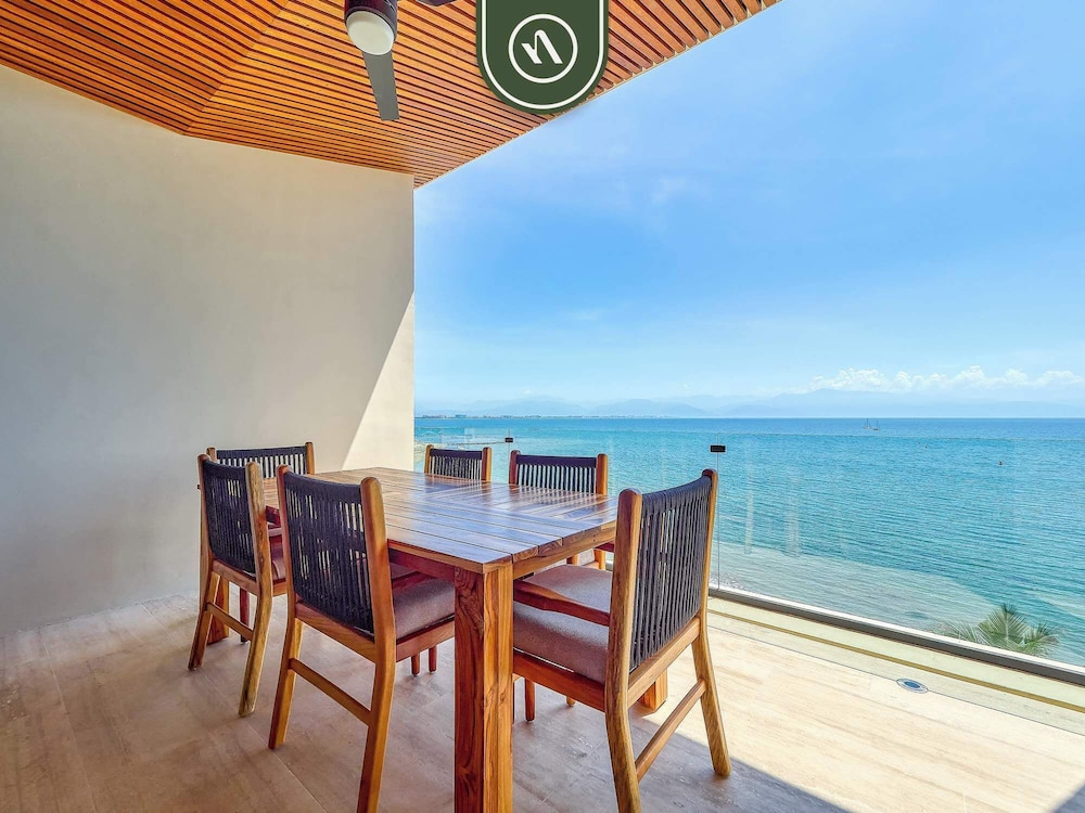 Luxury 4BR Oceanfront Condo - Private Beach - Pool