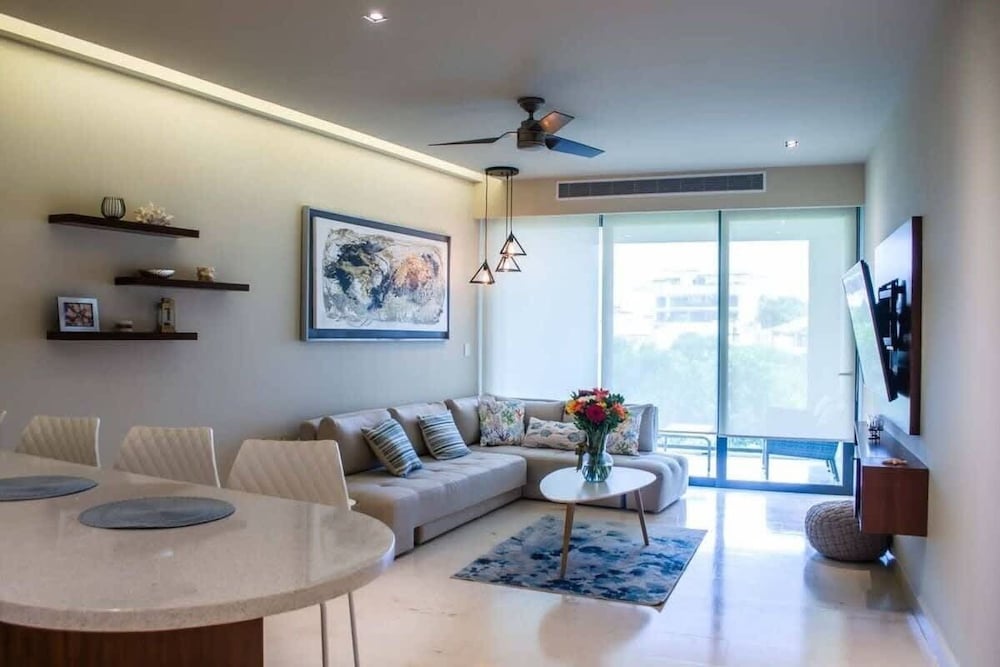 1 Br. Steps From the Beach Roof W/ocean View