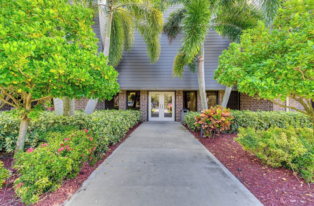 8 Mi to Honeymoon Island: Golf Getaway w/ Balcony!