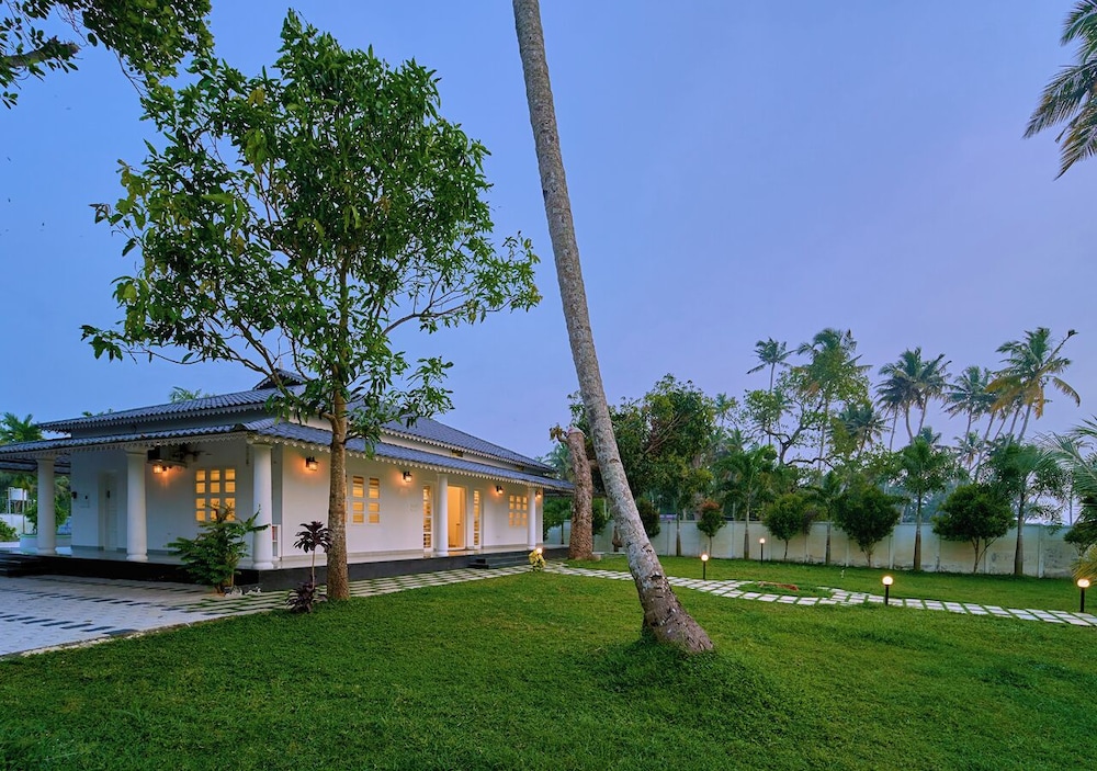 Ashtamudi Lake Villa by VOYE HOMES