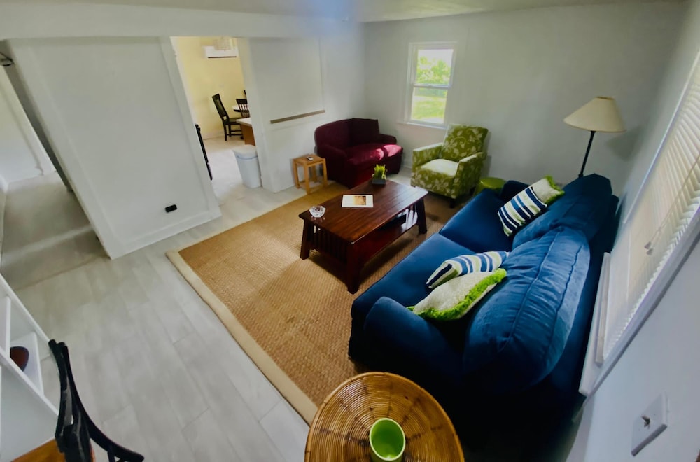 Cheerful 3 Bedroom Home Walk to UVA Stadium