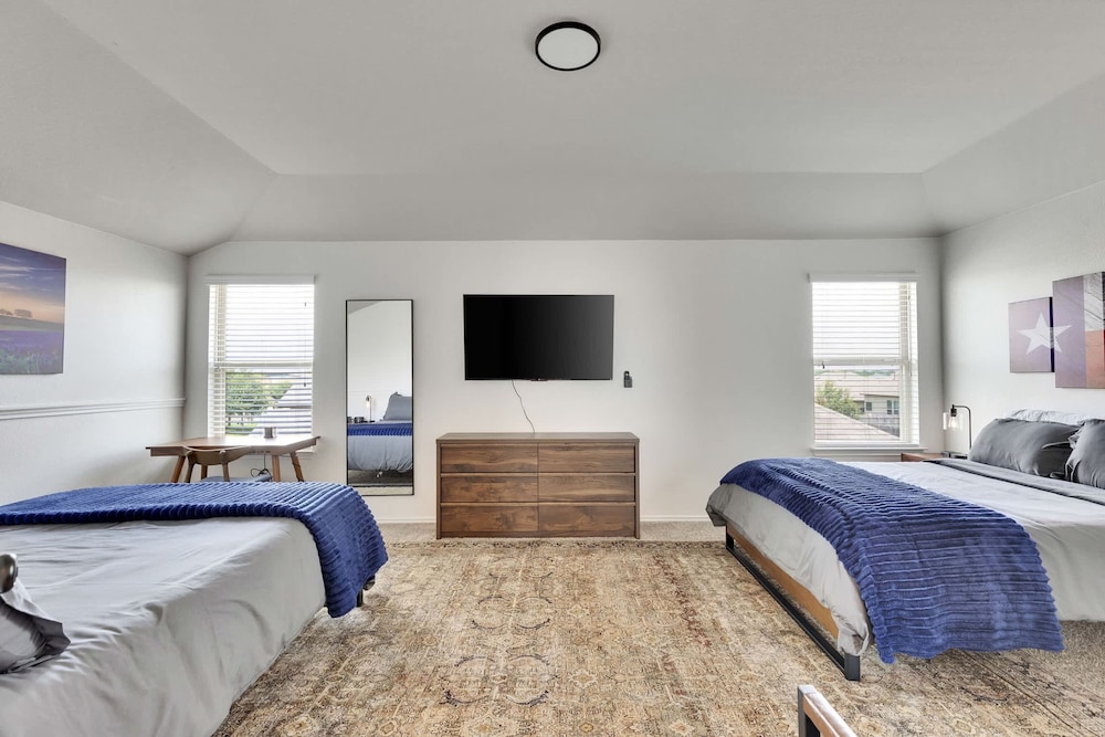 Luxury 4BR 2 5BA Home EV Charger Pool Access