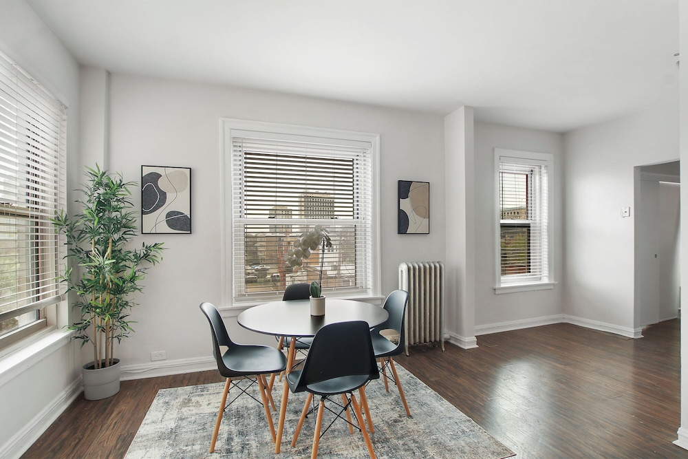 Sleek 2BR - Hyde Park 405