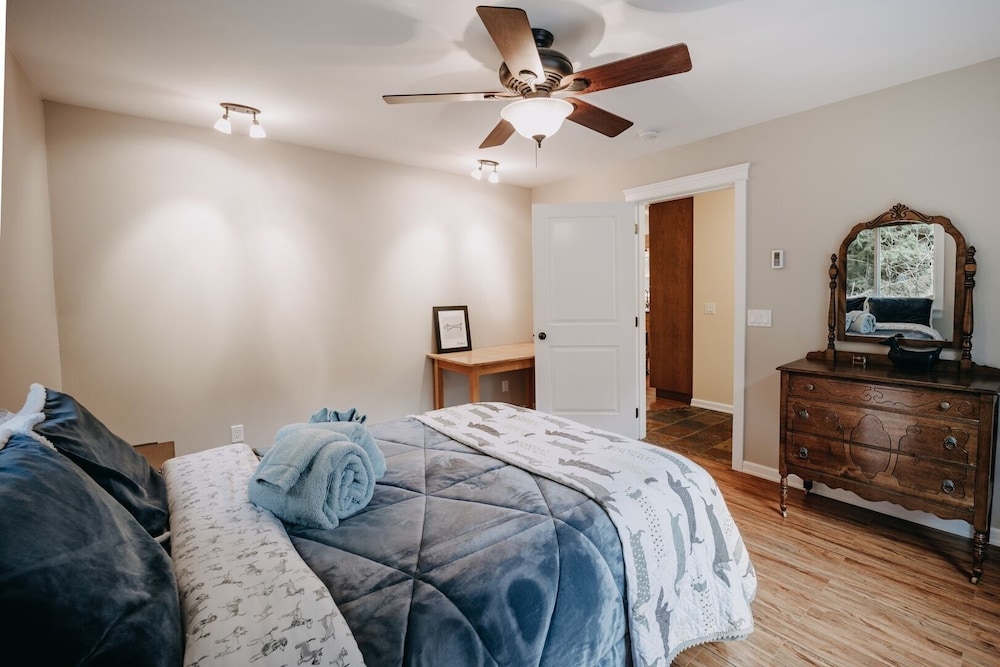 22mbr - Wi-fi - Fireplace - Pets Ok - Sleeps 8 4 Bedroom Cabin by Redawning view 4