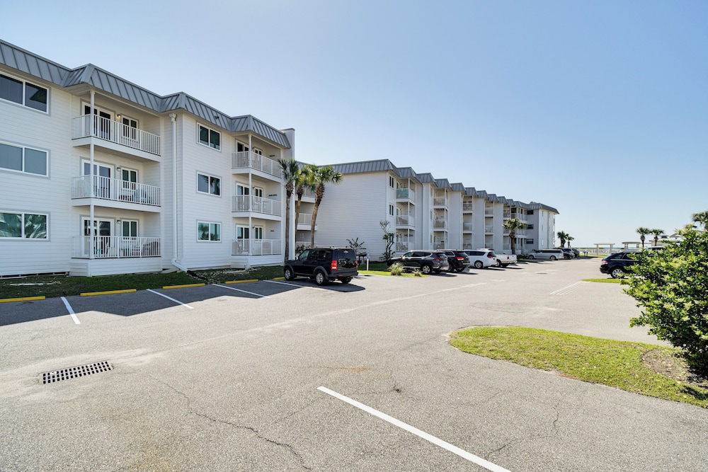 Beachfront Abode w/ Pool Access in Gulf Shores!