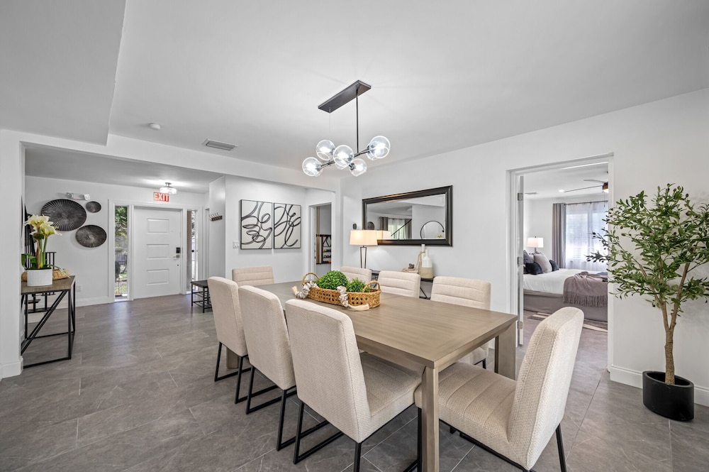 Luxury Retreat: Pool, Games, Basketball & More!