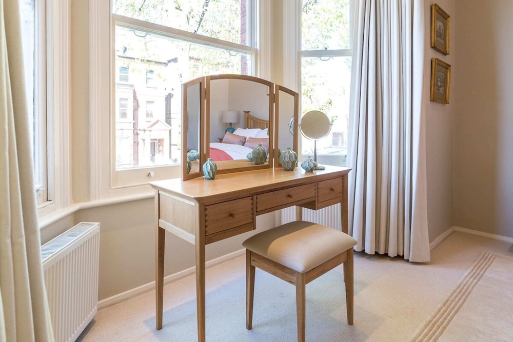 Homely 2 Bedroom Victorian Apartment in Hampstead