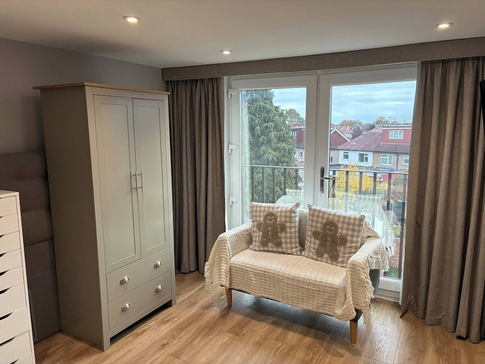 Spacious 4-bed House Close to LHR and London