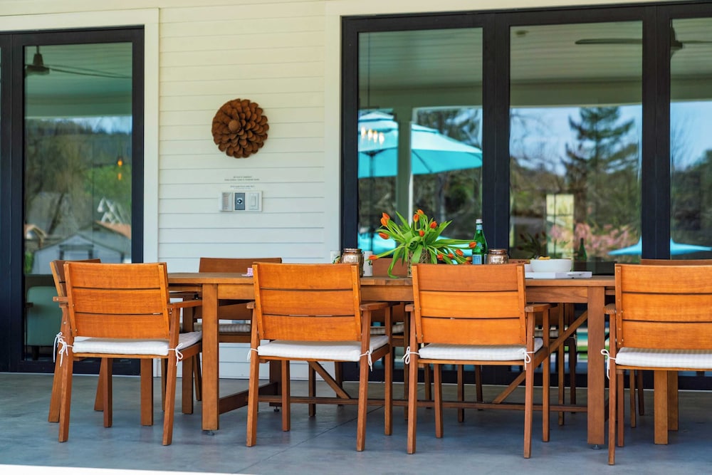 Luxe, Pool, Spa, Fire Pit, Game Room, Piano Sonoma Pool Retreat by Avantstay