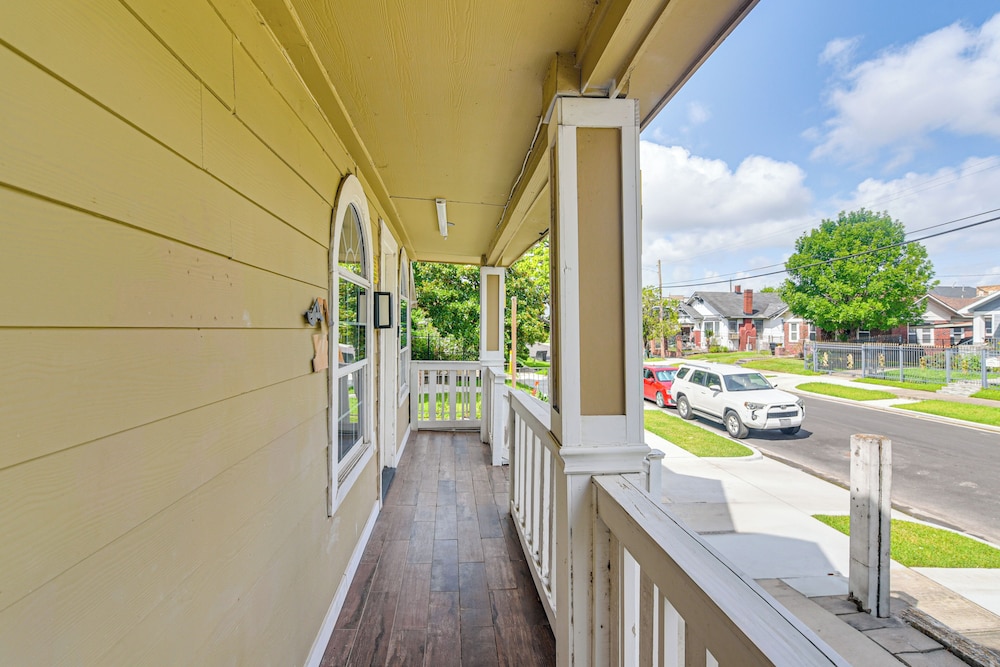 2 Mi to Dtwn: Walkable Apt in Houston!