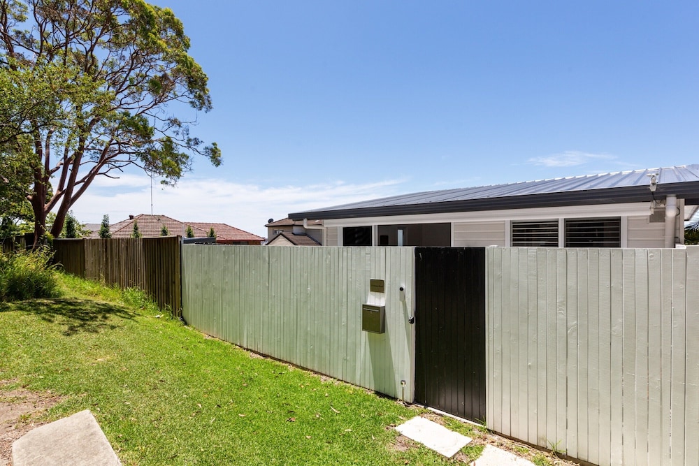 Relaxing 2-bed Home Close to Beaches and Parks