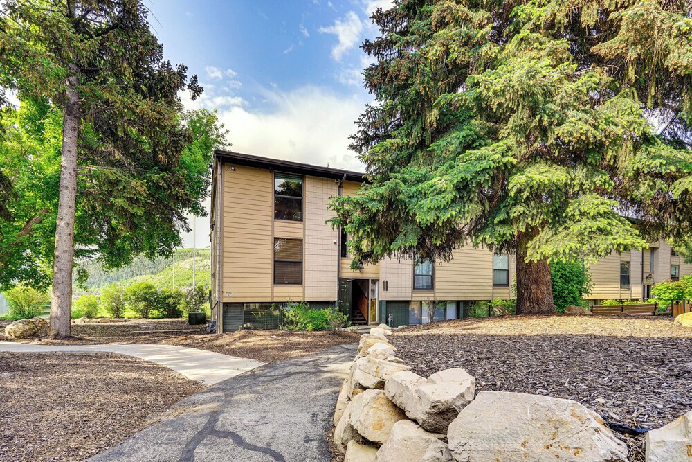 1/2 Block to Lift Bus Stop: Condo in Park City