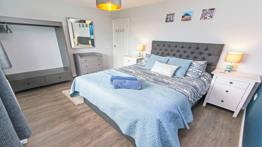 Sandbanks Sleeps 4 Beach Pass & 1 Dog view 3