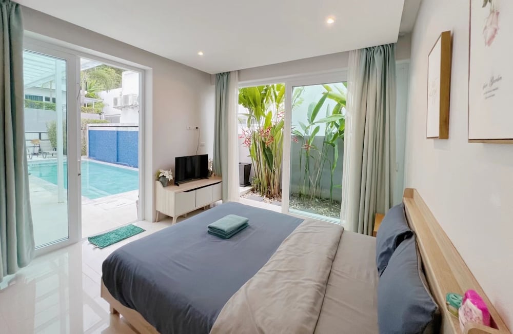 Mountain View Pool Villa in Kamala