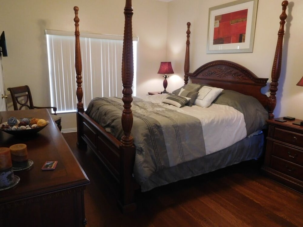Spacious 6-bedroom Home in Hampton Lakes Perfect for Family Getaways!
