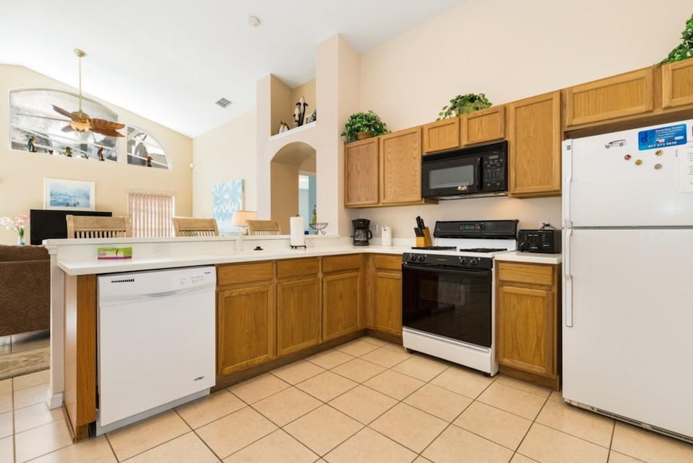 Relaxing Oak Island Pool Villa Close to Disney