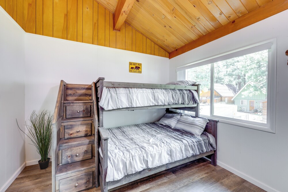 Close to Skiing & Lake: Big Bear Mountain Getaway
