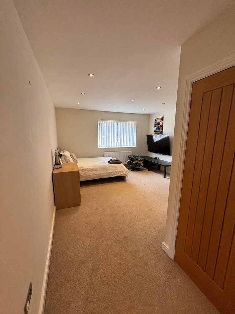 12 Guests - Hot Tub - Free Parking in Huddersfield