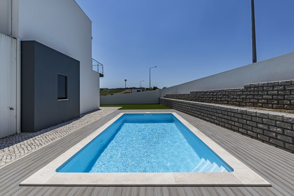 4 Bed Villa - Sleeps 8 - Pool - Garden - Parking view 5