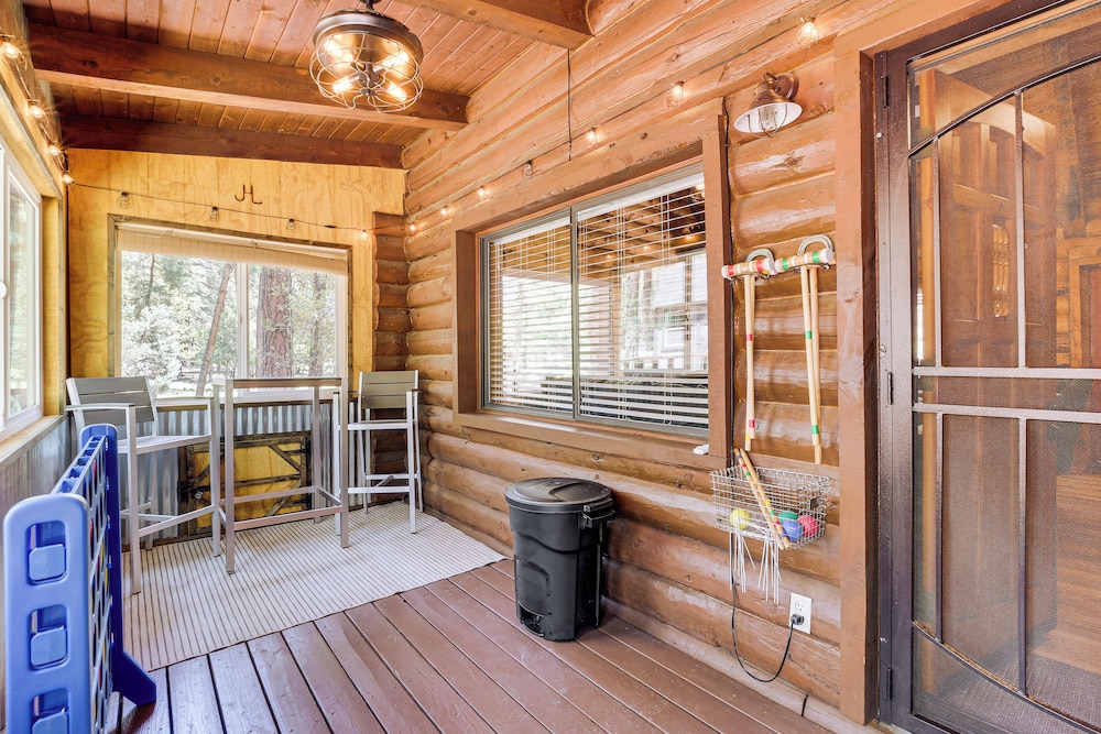 Covered Deck, Private Acreage: Log Cabin in Pine