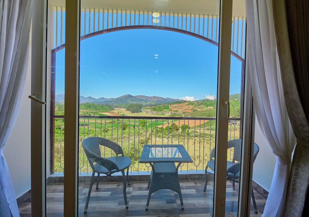 Vihani's Western Clouds by VOYE HOMES