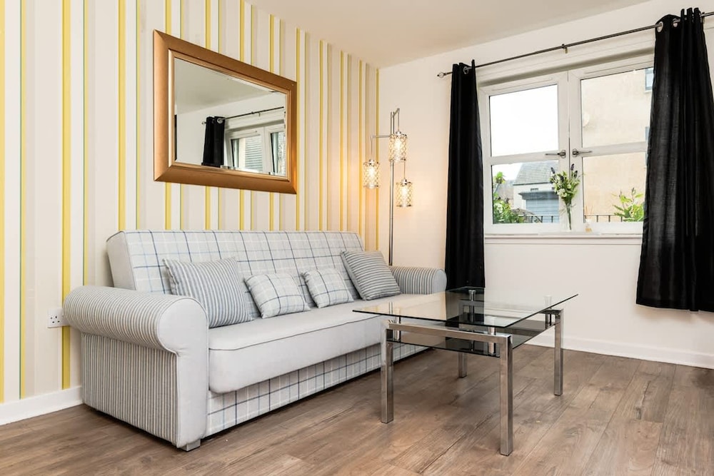 3 Bedroom House - Free Parking
