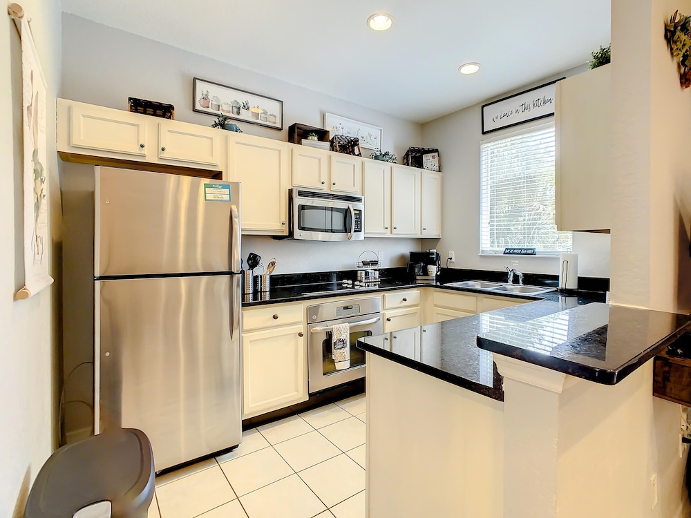 Luxury Townhome Near Disney w Resort Amenities
