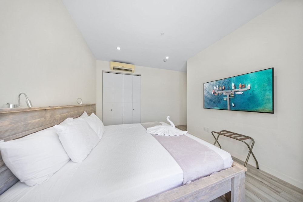 Lux Palm Beach Escape Pool Gym Prime Location