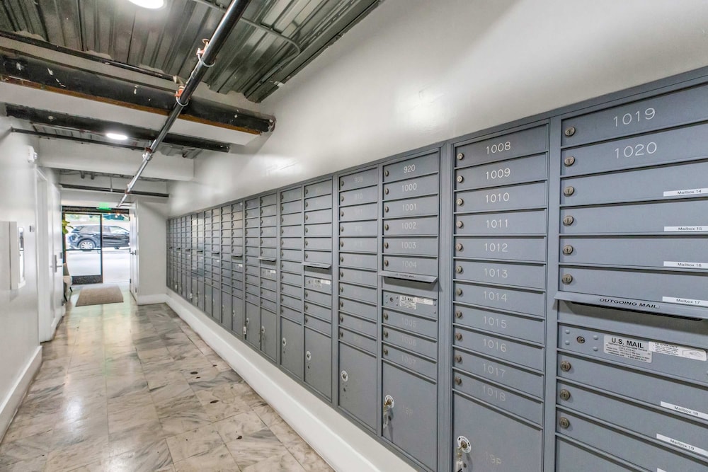 Stylish 2br/2ba At HWH by Oneluxstay