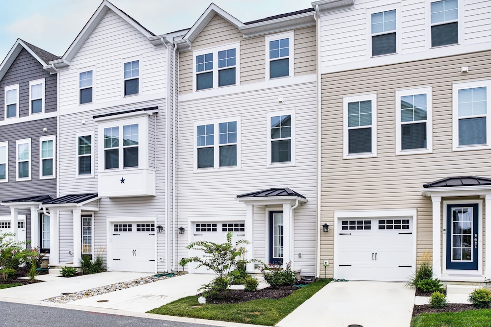 < 1 Mi to Dtwn: Waterfront Townhome in Cambridge!