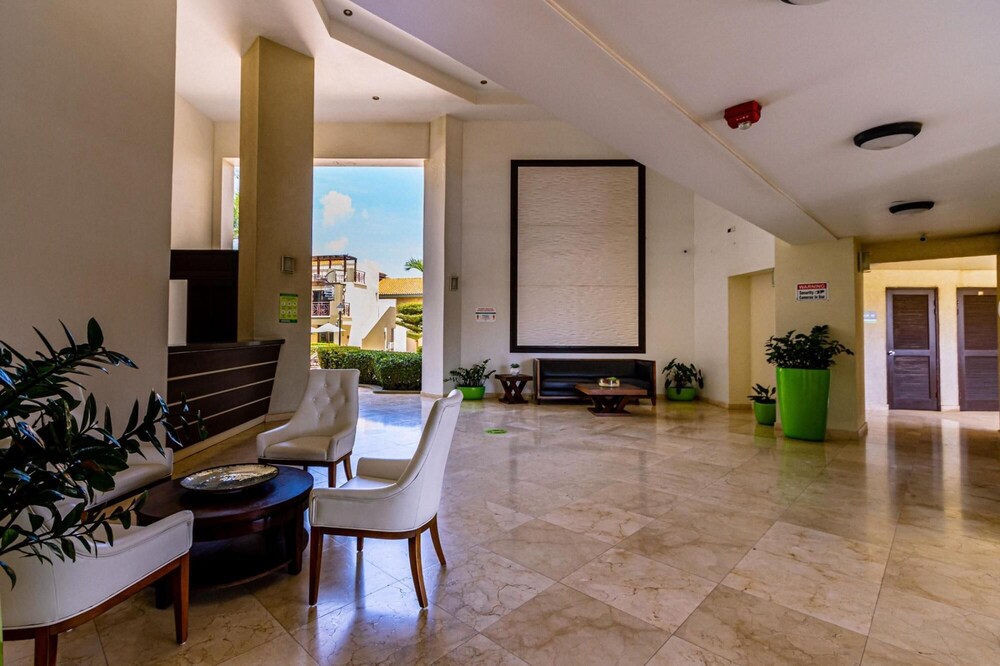 2BR Condo 5 Location w Amazingviews Pool GYM