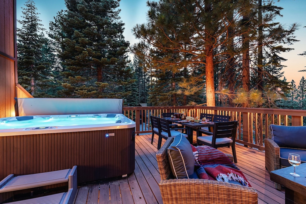 Wolfe by Avantstay 5mins Northstar w Hot Tub Fireplace 2 Private Decks