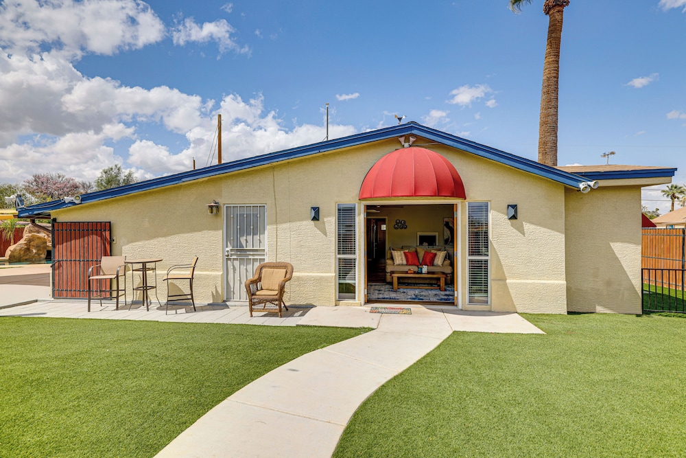 5 Mi to Phoenix Zoo: Poolside Paradise!