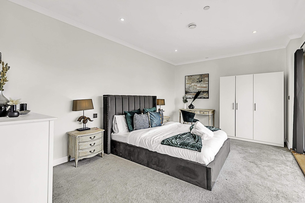 Beautiful Abode In Brentford view 2