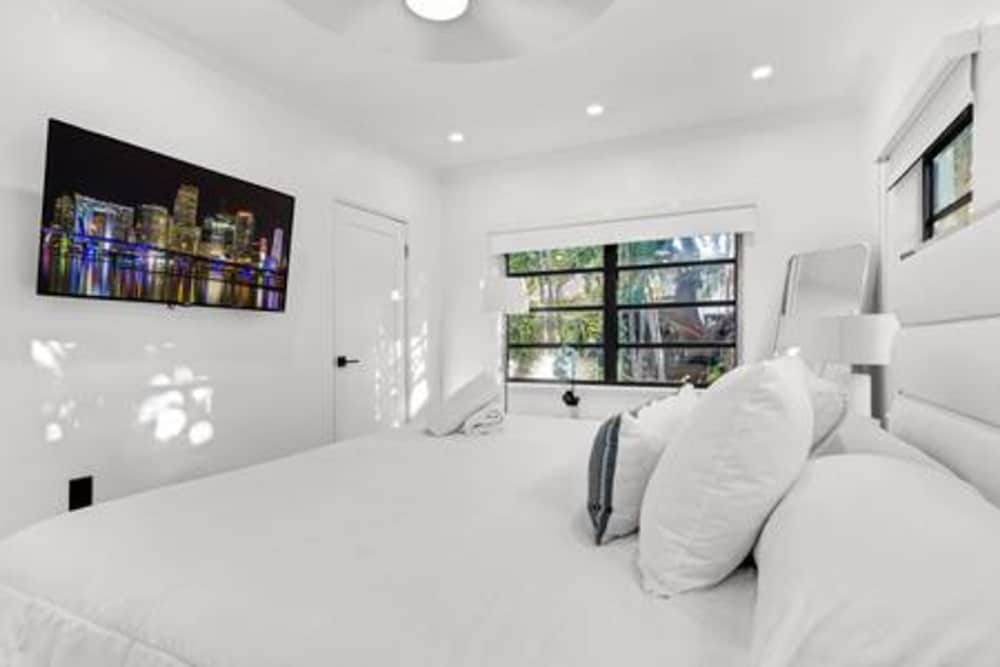 1720 Wa Kee 2A Luxurious 4BR 3BA Retreat in Coconut Grove w Pool