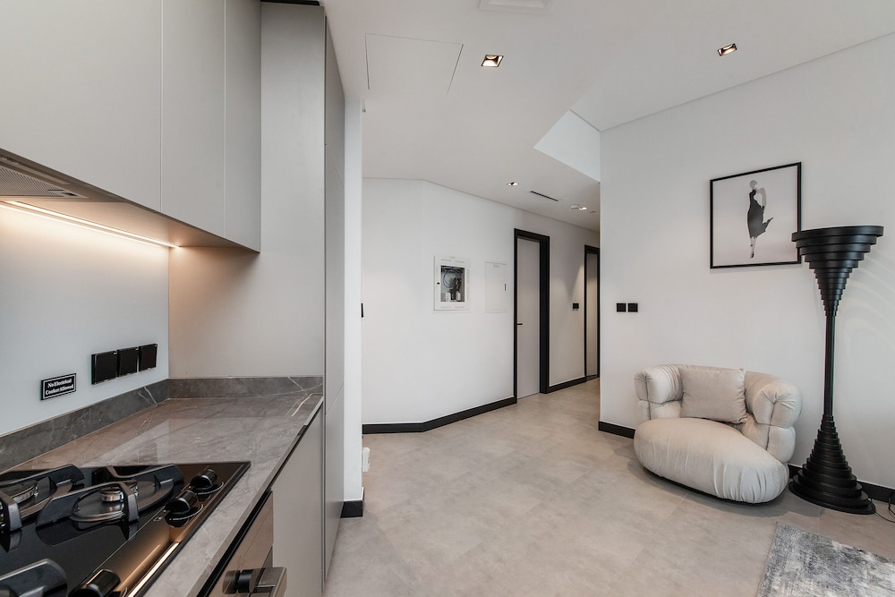 Luxe Waterfront 2BR with Canal view