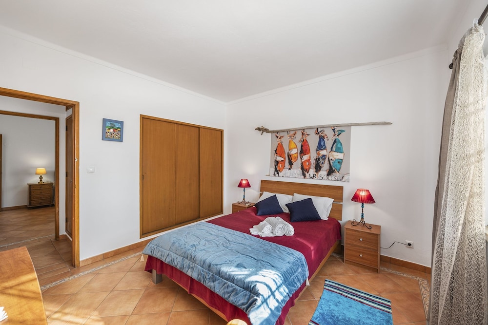 Muxima in Quelfes With 3 Bedrooms and 2 Bathrooms