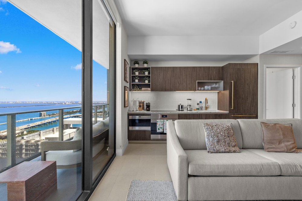 Luxury 49FL Condo with City Views