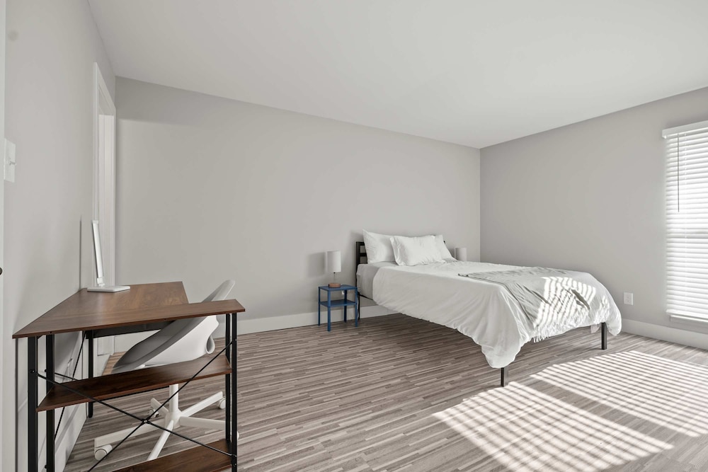 Spacious 2BR 2BA Apartment in the City