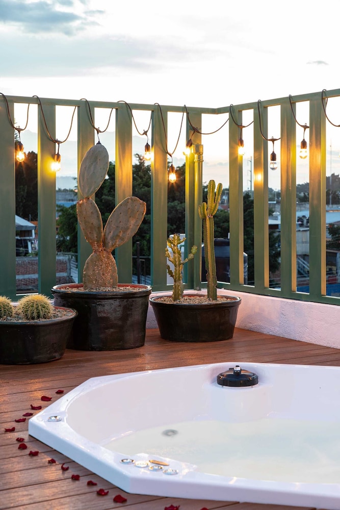 Rooftop Hot Tub 3 Levels 5bedroom in Villa Noria