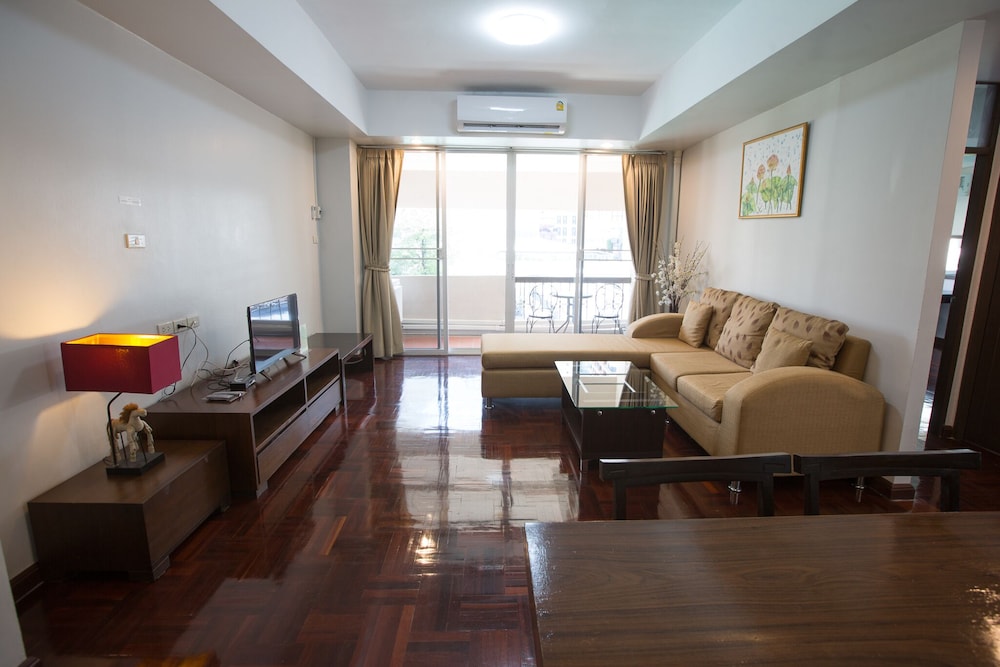 Le Vanvarothai Saladaeng Residence
