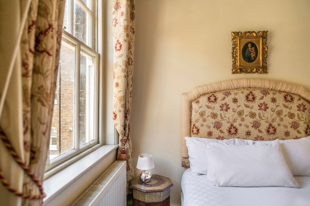 The Grand Old Boy - Marylebone - by Frankie Says
