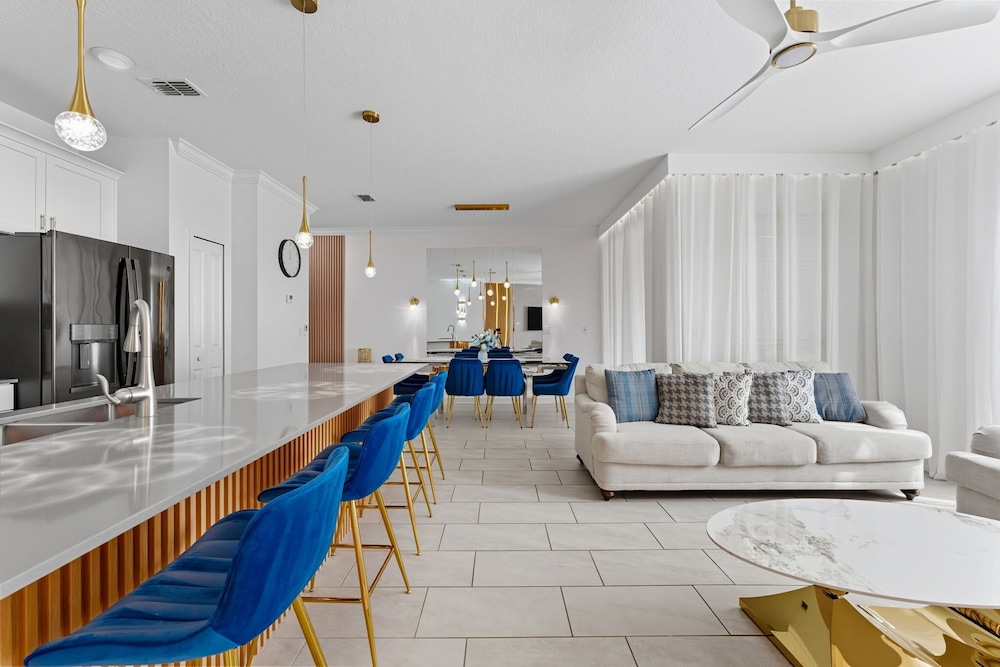 Chic & Fun Family Stay 10 Mins to Disney